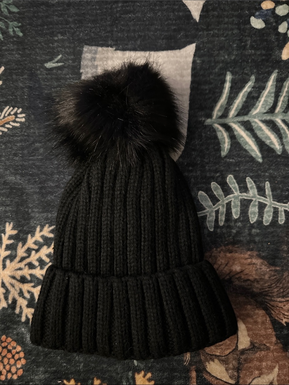 Women’s Black Ribbed Pom-Pom Beanie Hat